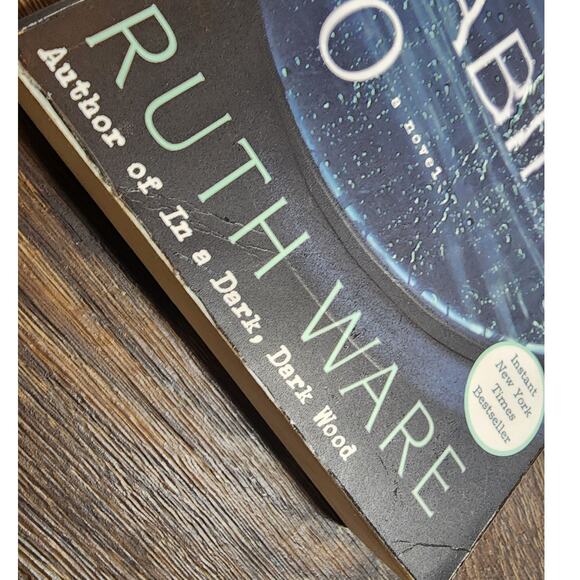 The Woman in Cabin 10 by Ruth Ware Paperback Book - Picture 2 of 3